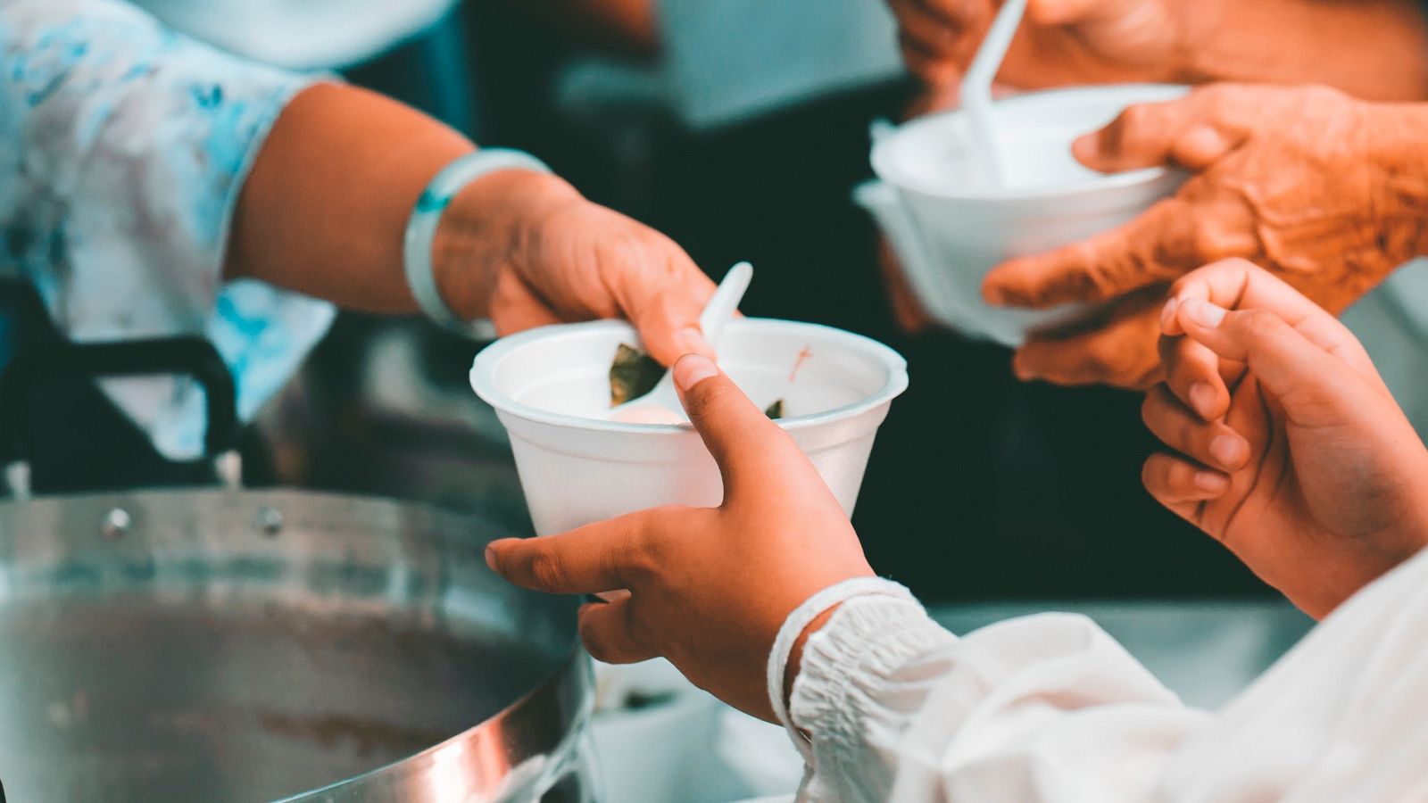 La crisis del coronavirus llena de gente sin ingresos las colas de los comedores sociales en Francia