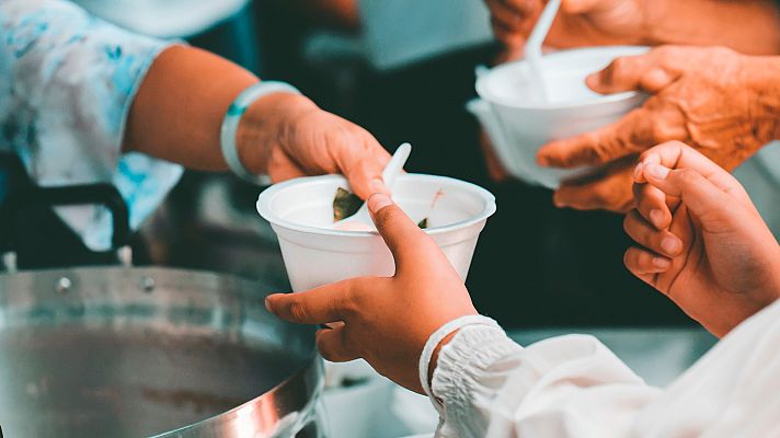 Telediario 1 - La crisis del coronavirus llena de gente sin ingresos las colas de los comedores sociales en Francia