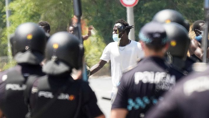 Telediario 1 - Los temporeros confinados en Albacete se enfrentan a la policía y denuncian falta de información