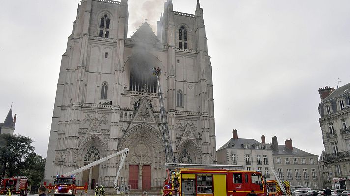 Telediario 1 - El incendio que arrasó parte de la catedral de Nantes, en Francia, sigue siendo un misterio