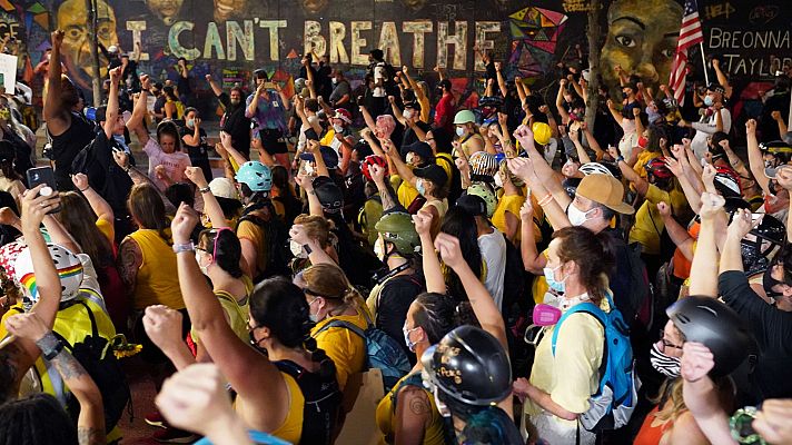 Telediario 1 - La movilización contra el racismo acorrala a Trump