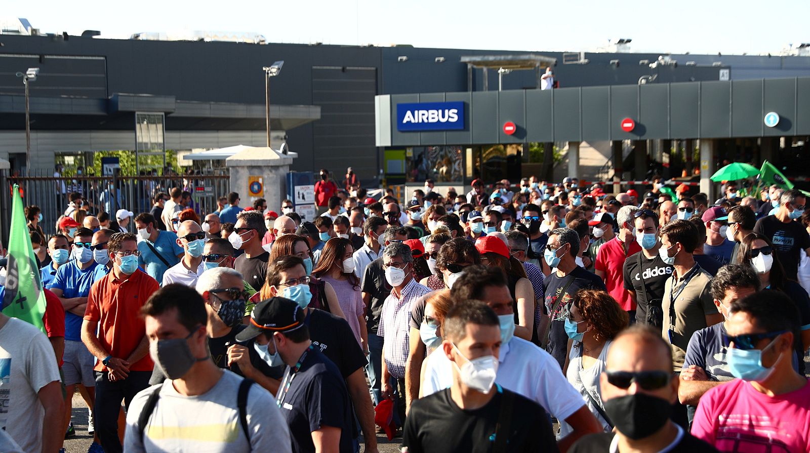 Trabajadores de Airbus protestan por los 900 despidos en España - Informativo 24h | Ver