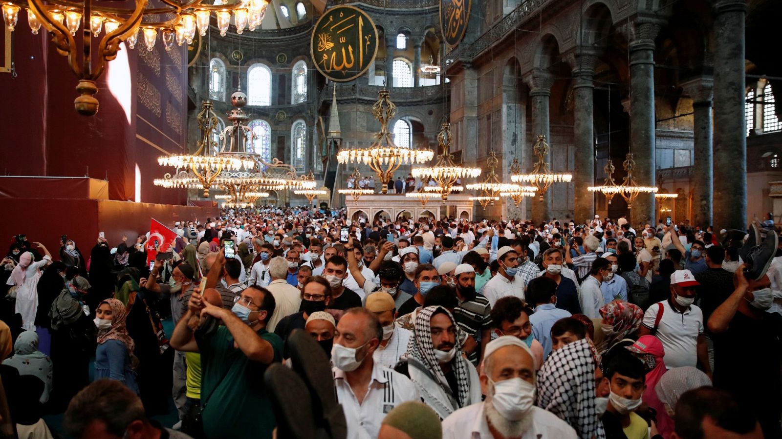 Miles de personas participan en el primer rezo musulmán en Santa Sofía, que vuelve a ser una Mezquita