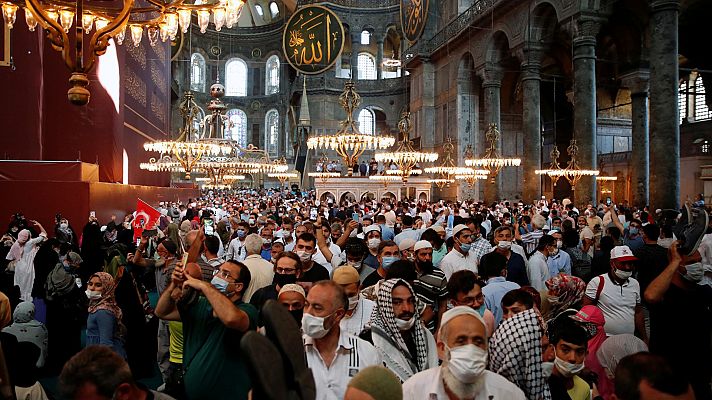 Telediario 1 - Miles de personas participan en el primer rezo musulmán en Santa Sofía, que vuelve a ser una Mezquita