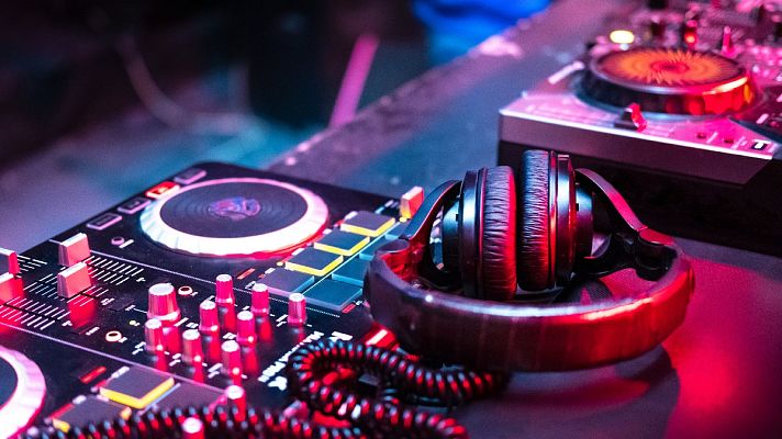 Telediario 1 - Siete comunidades autónomas ponen restricciones al ocio nocturno para frenar los brotes de coronavirus