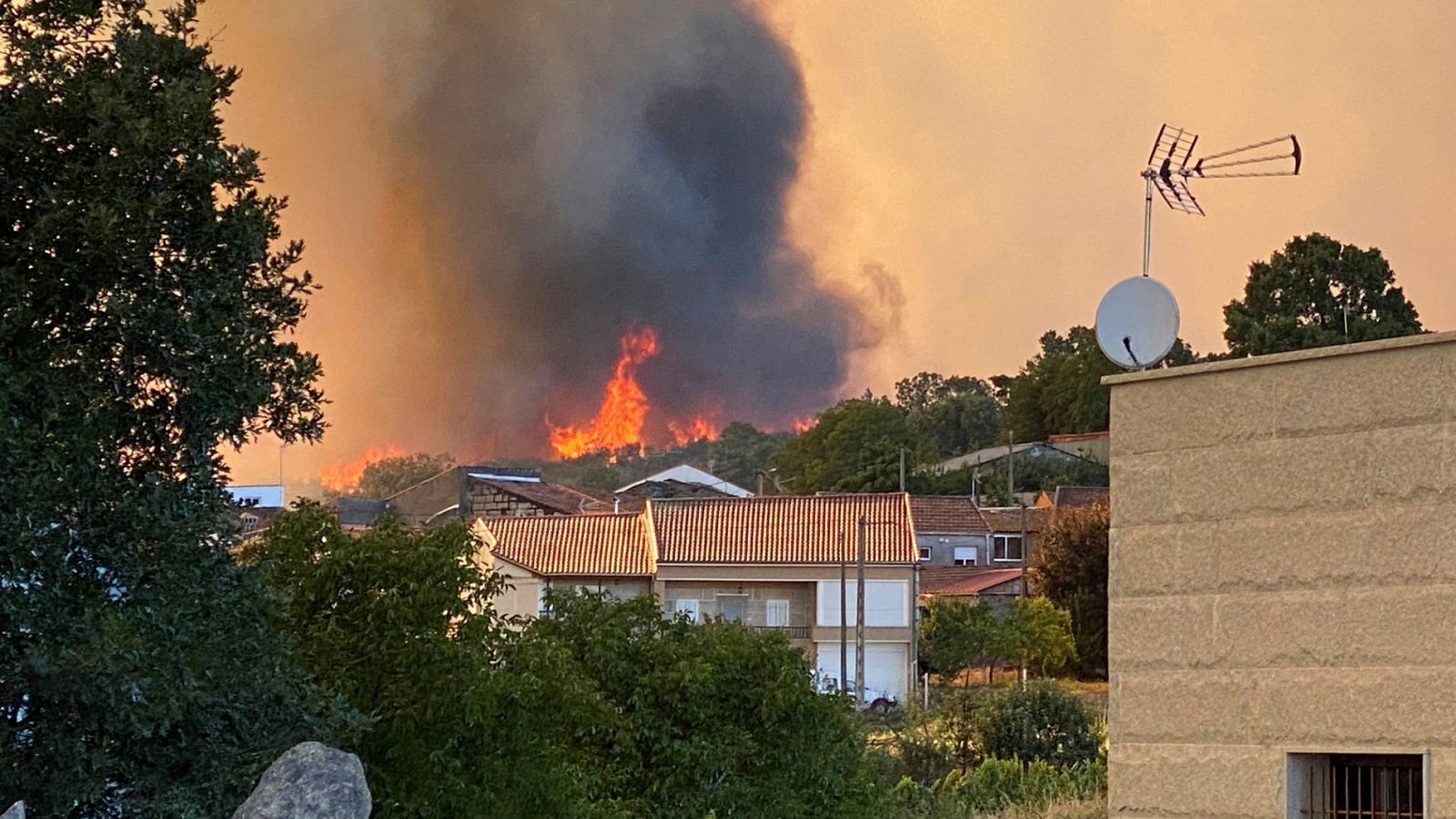 Más de 450 hectáreas han ardido ya en Monterrei (Ourense)