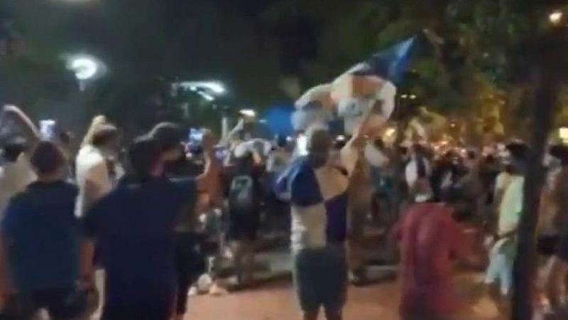 Cientos de aficionados celebran el ascenso del Sabadell sin precauciones - Informativo 24h | Ver