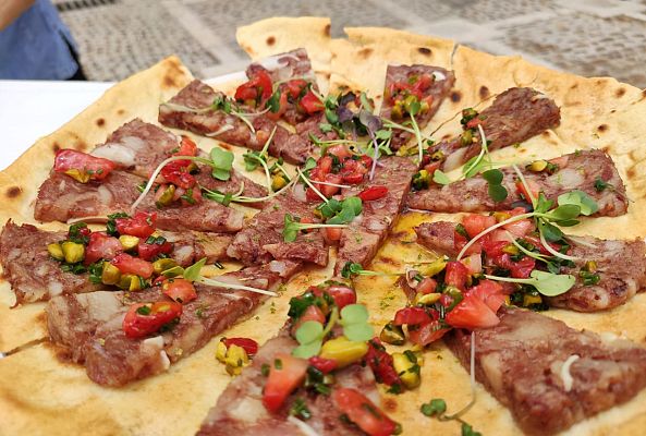 RTVE Cocina - Receta veraniega: torta de chicharrones con vinagreta