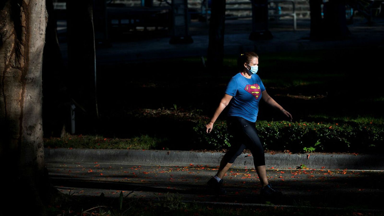 La crisis del coronavirus deja sin empleo a más mujeres que hombres - RTVE.es - Telediario 1 | Ver