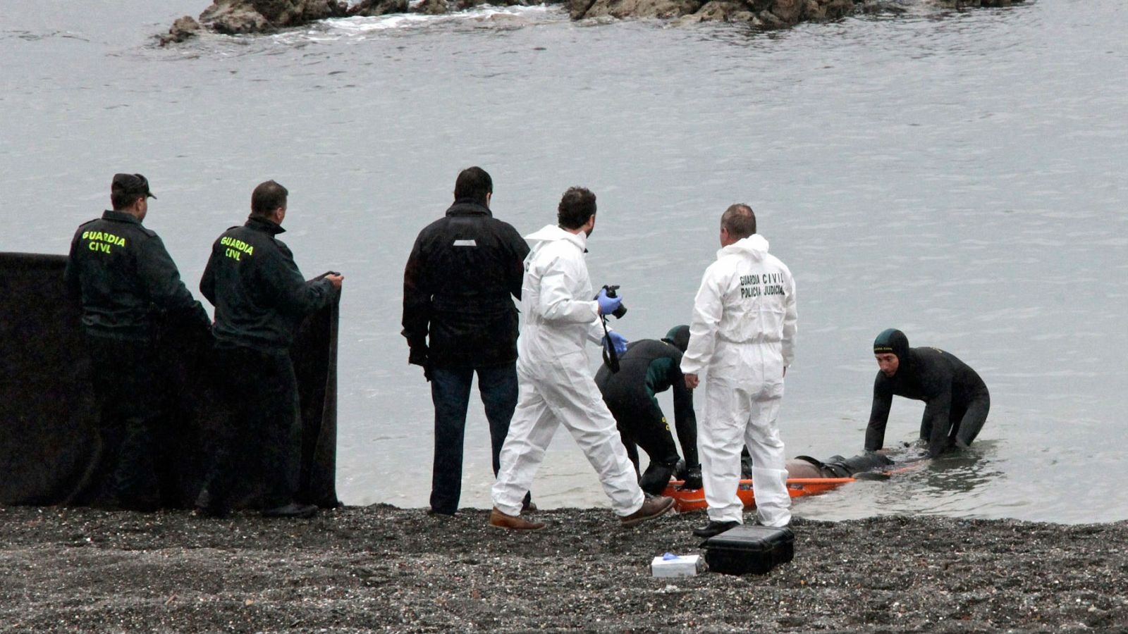 La Audiencia de Cádiz absuelve a los guardias civiles acusados por la muerte de 15 inmigrantes en El Tarajal: "Actuaron con proporcionalidad" - RTVE.es - Telediario 1 | Ver