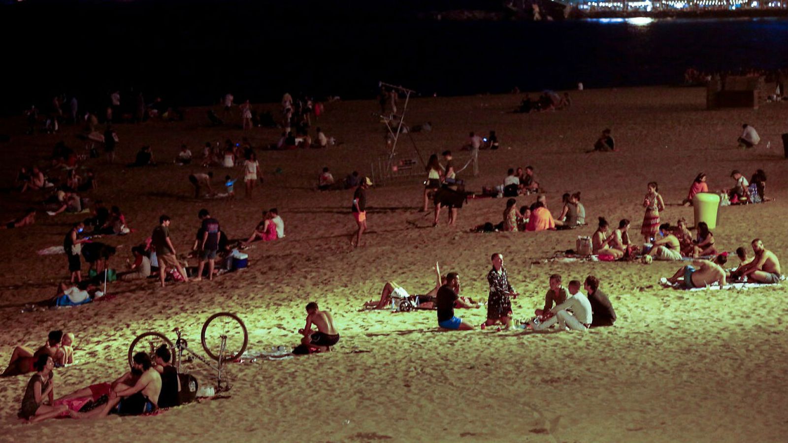 Cataluña anuncia sanciones de hasta 15.000 euros para los botellones en la calle - RTVE.es - Telediario 1 | Ver