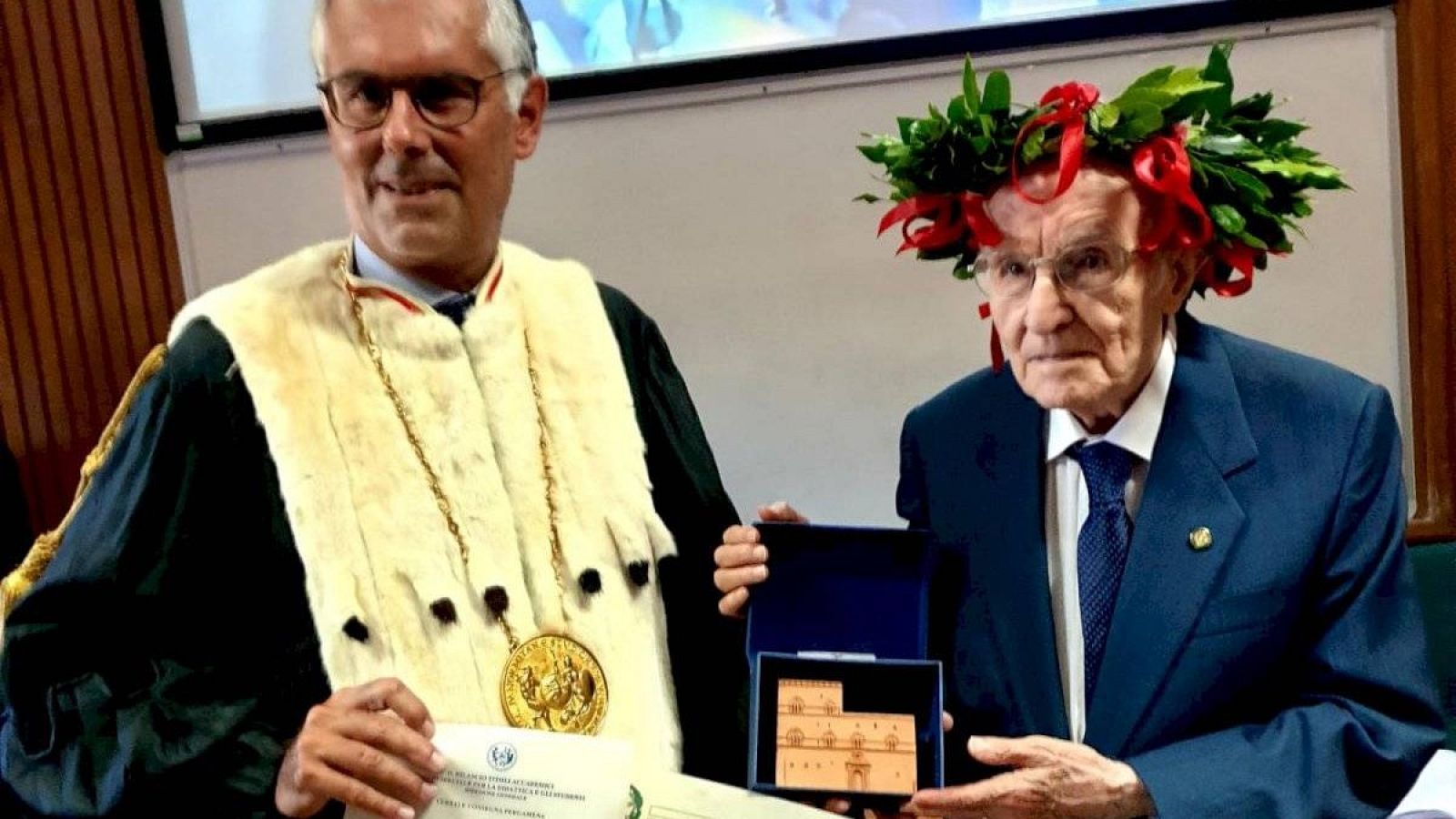 El graduado más longevo en la historia de Italia consigue su título a los 97 años