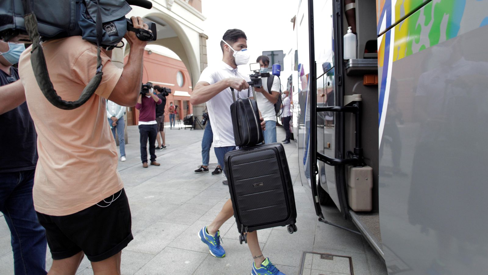 Vídeo: Los 33 integrantes del Fuenlabrada que han recibido el alta en A Coruña abandonan el hotel