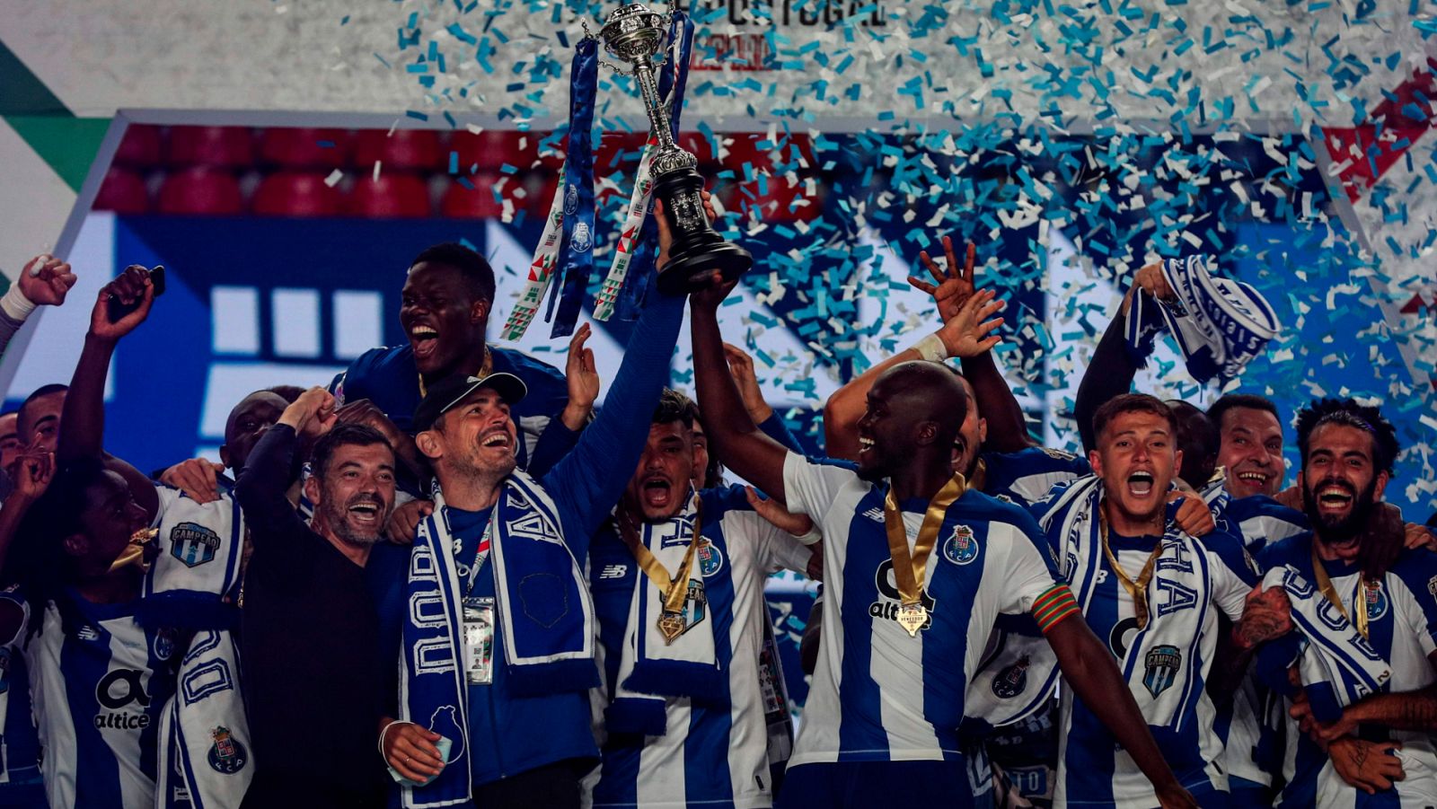 Vídeo: Iker Casillas levanta la Copa de Portugal