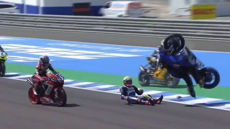 Accidente en Supersport: Bassani choca con De Rosa | Ver
