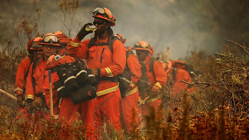Un incendio forestal cerca de Los Ángeles obliga a evacuar a casi 8.000 personas