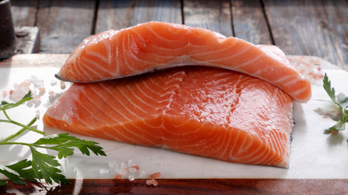 Aquí la Tierra - Hung Fai nos enseña a cortar salmón