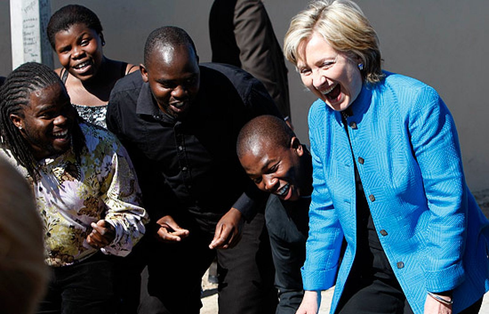 Hillary Clinton ha bailado en Sudáfrica con un coro local dentro de la gira que le lleva por varios países del continente.