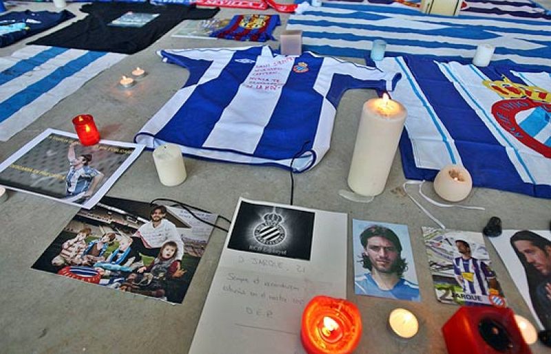 Los aficionados rinden homenaje a Jarque