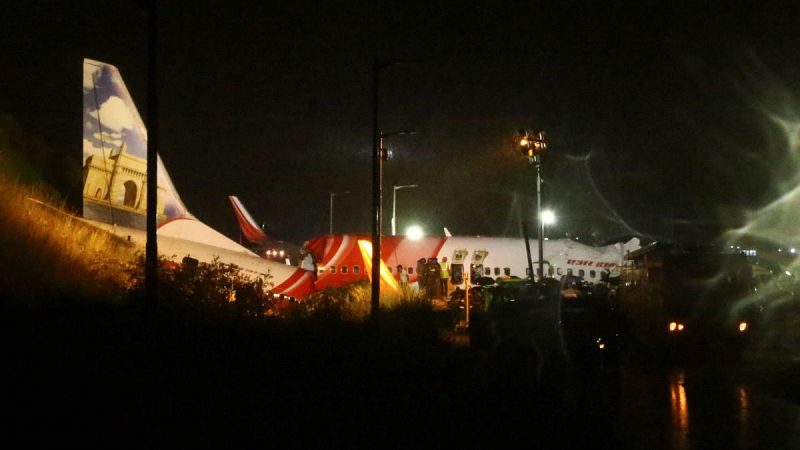 Un avión con 191 pasajeros se estrella en Calcuta al aterrizar