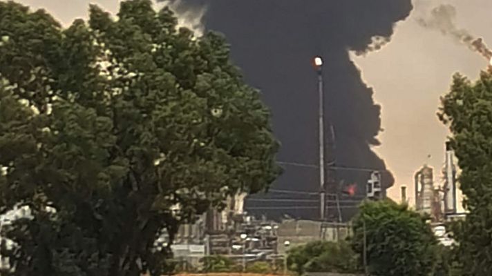 Informativo 24h - Un rayo provoca un incendio en un depósito de gasoil de Repsol en Puertollano