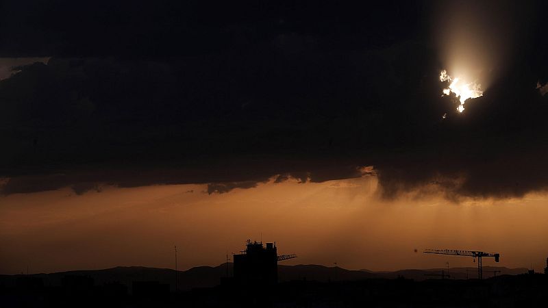 Tormentas localmente fuertes en Cantábrico, alto Ebro y zonas de la Meseta - Ver ahora