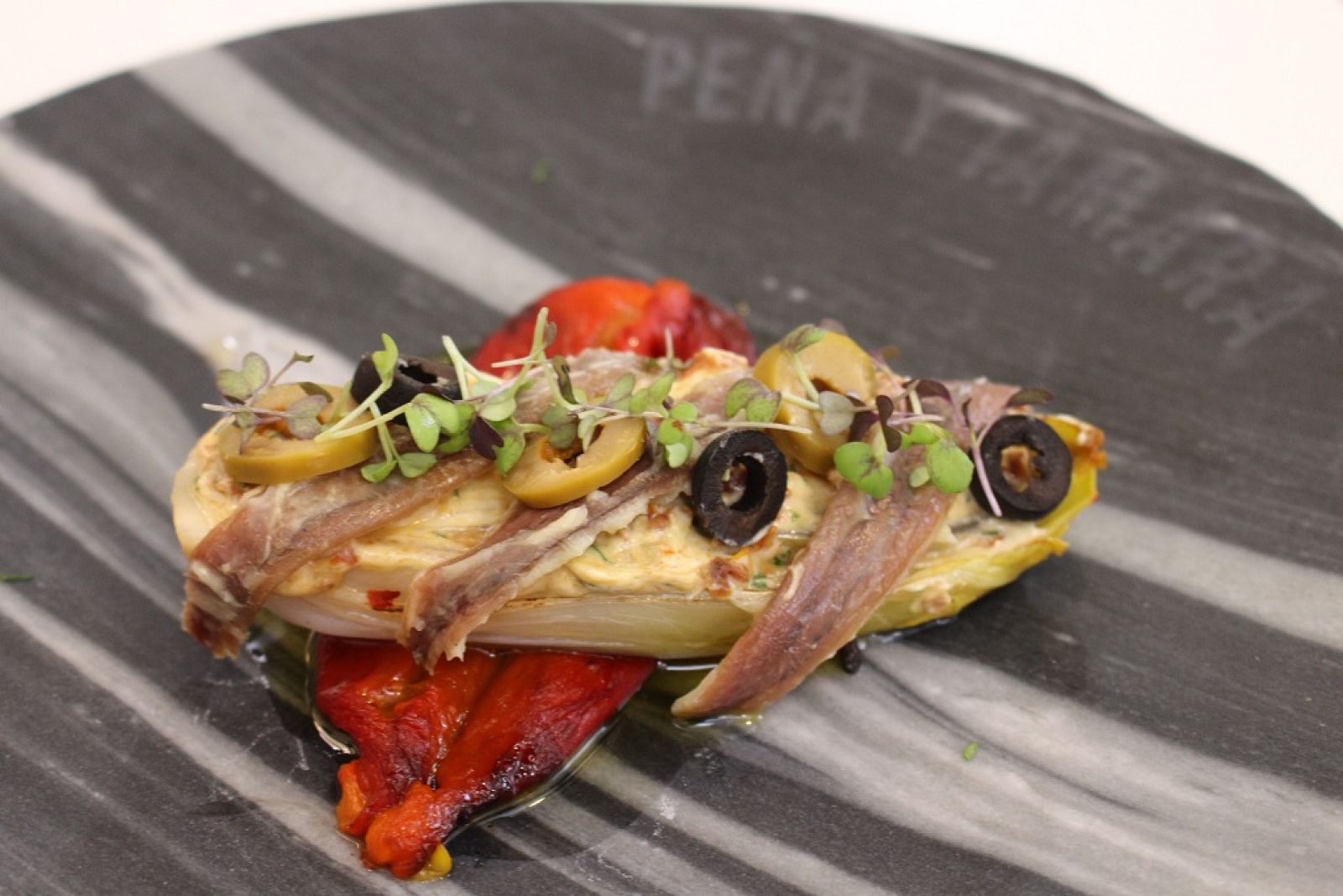 Endivias a la plancha con pimiento rojo asado y anchoas | Ver