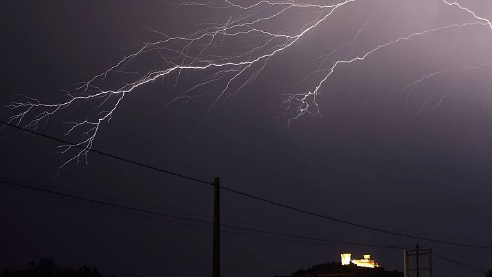 Telediario 1 - Las tormentas eléctricas, un peligro en los meses de verano