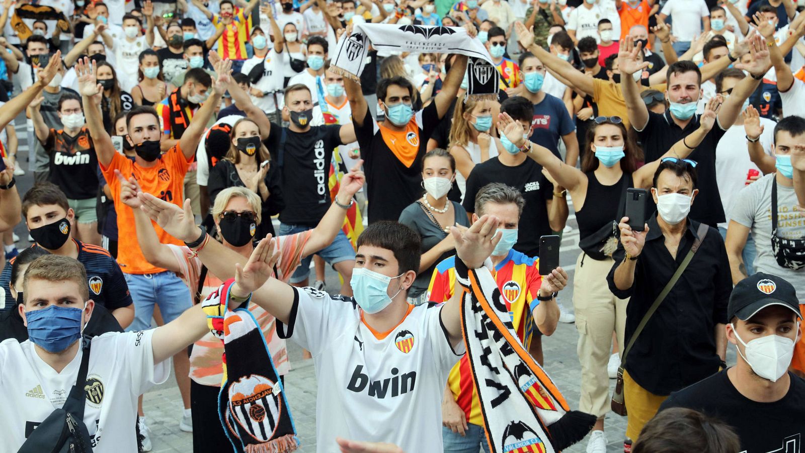Aficionados del Valencia protestan tras el adiós de Parejo | Ver