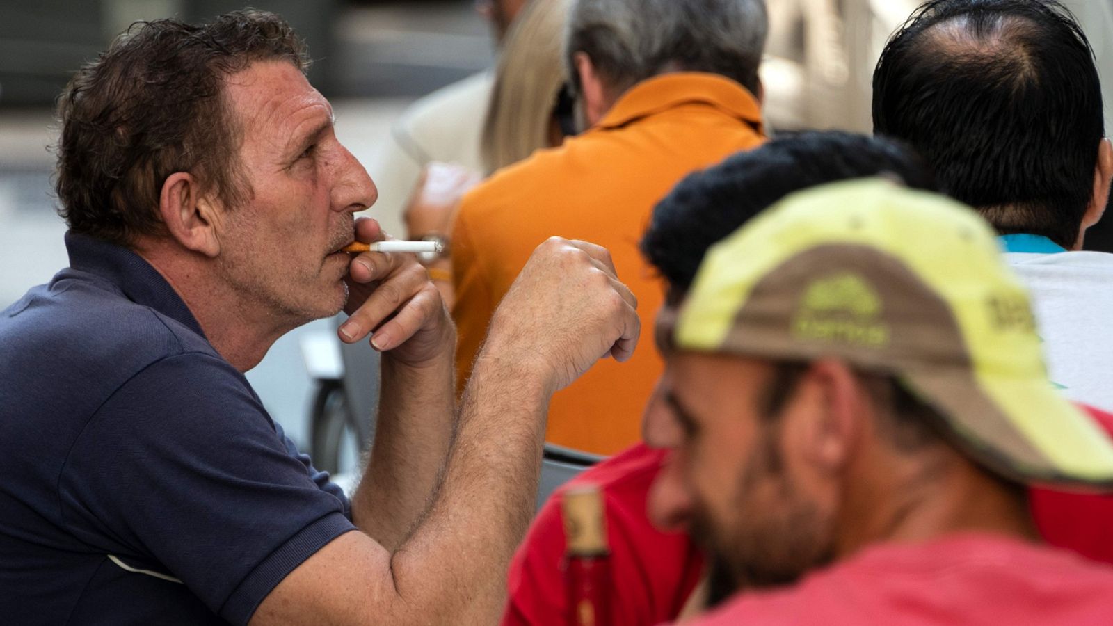 Los expertos aplauden la prohibición de fumar en la calle si no hay distancia social