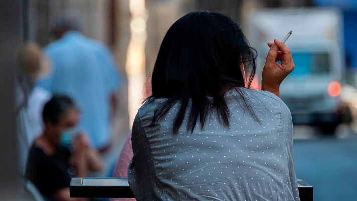 La tarde en 24h - Simón explica que la prohibición de fumar está relacionada "con el uso adecuado de mascarillas y la reducción de riesgos"