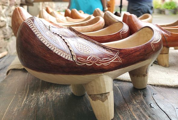 Aquí la Tierra - Recorremos la tradición cántabra... ¡con unas albarcas!