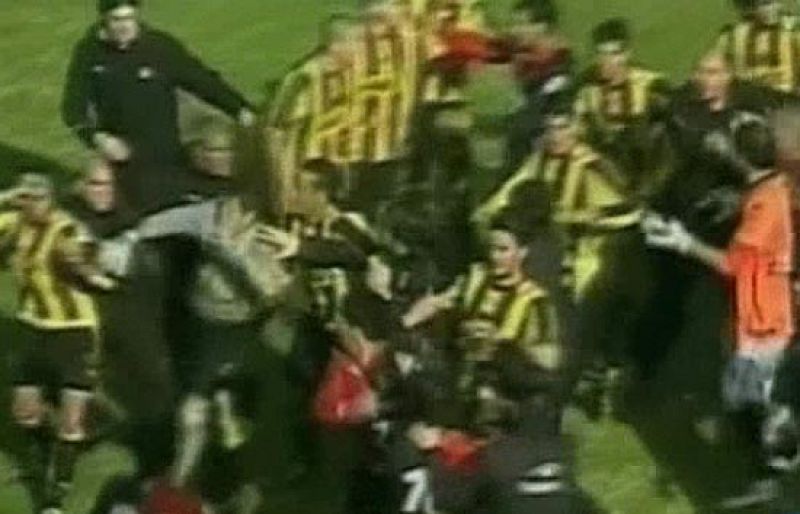 El partido amistoso entre Peñarol y Newell's acabó a golpes. El encuentro tuvo que ser suspendido.