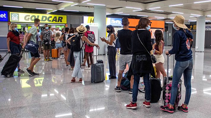 Telediario 1 - La disminución del tráfico de viajeros en estaciones y aeropuertos presagia una 'operación salida' muy tranquila