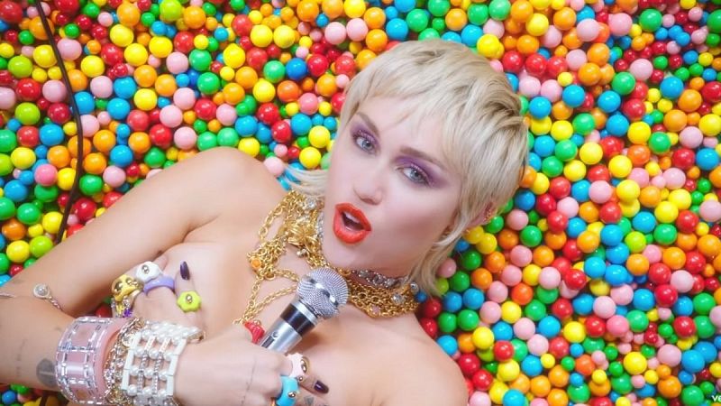 Miley Cyrus vuelve a la música ochentera con su nuevo tema 'Midnight Sky'
