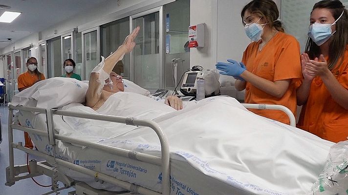 Telediario 1 - El paciente con coronavirus que más tiempo lleva en la UCI es trasladado a planta