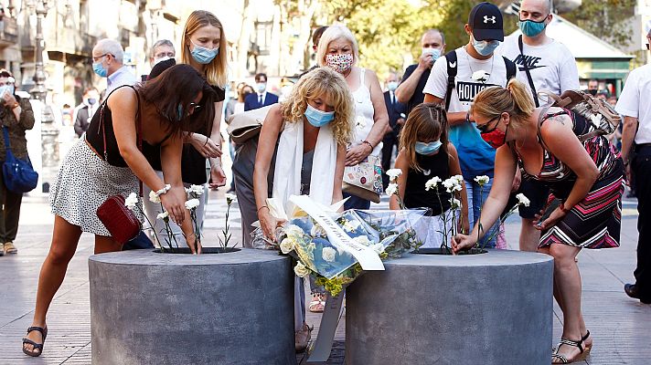  - Barcelona recuerda a las víctimas de los atentados terroristas del 17 de agosto de 2017 con un minuto de silencio y una ofrenda floral en las Ramblas