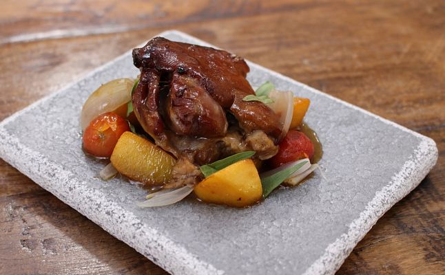 RTVE Cocina - Codillo asado con melocotón