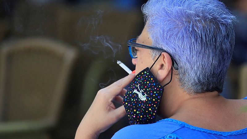 Un juez anula en Madrid la prohibición de fumar en la calle y otras medidas frente al COVID