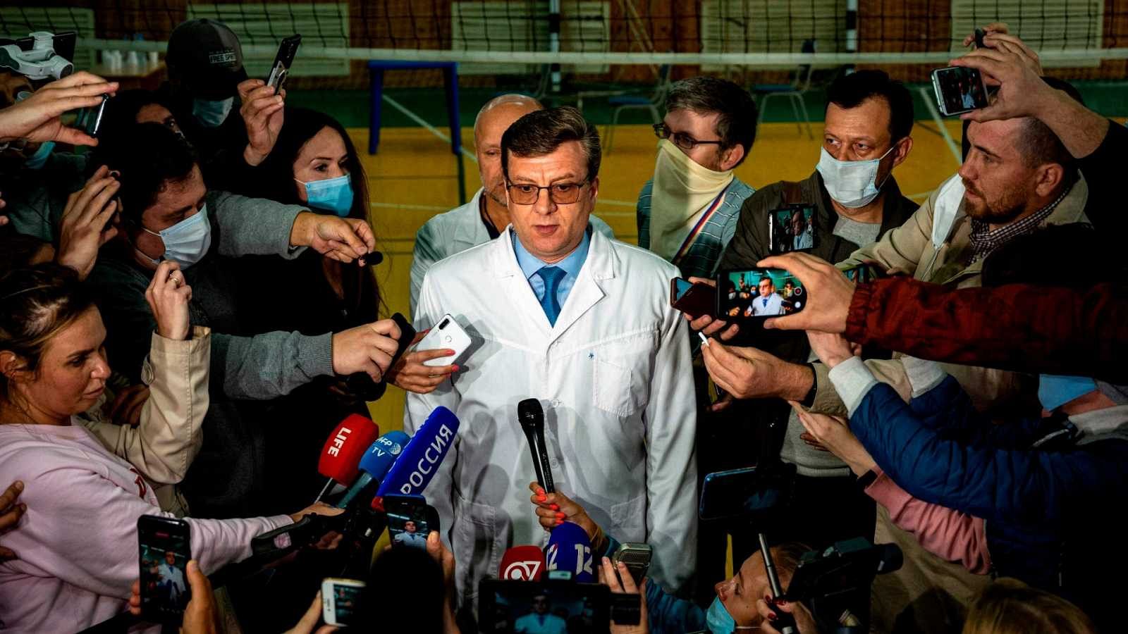 Los médicos rusos dicen que no han encontrado veneno en el organismo de Navalny, mientras su familia pide que lo trasladen a Alemania
