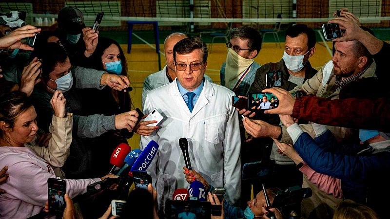 Los médicos rusos dicen que no han encontrado veneno en el organismo de Navalny, mientras su familia pide que lo trasladen a Alemania