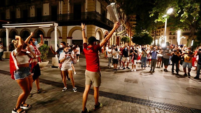 Europa League | Mascarillas y distancias en Sevilla tras la victoria | Ver