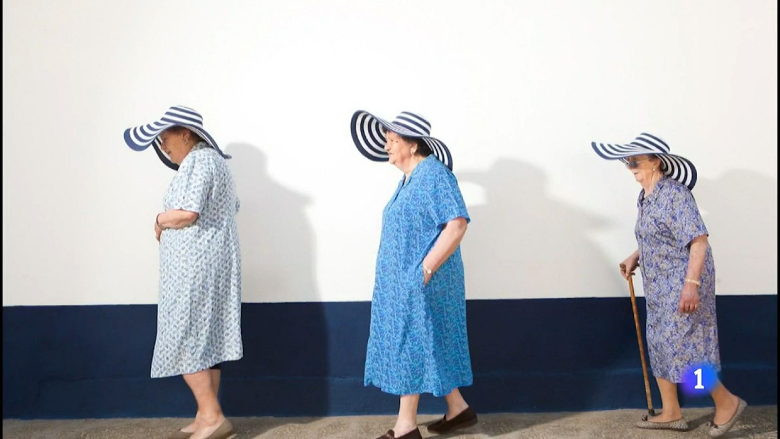 El tributo a la bata de la fotógrafa Lucía Herrero | Ver