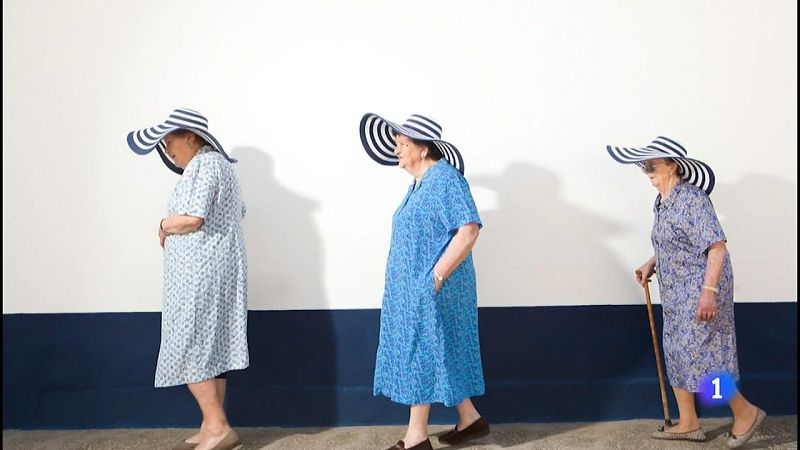 El tributo a la bata de la fotógrafa Lucía Herrero | Ver