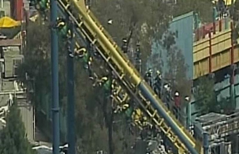 En California, 24 personas han estado varias horas suspendidas en el aire por un fallo en una montaña rusa | Ver