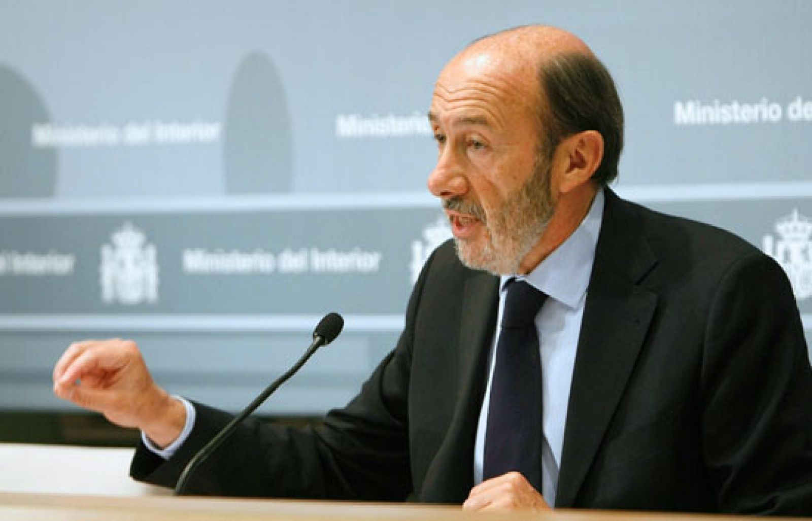 Rubalcaba califica de "rotundamente falsa" e "infamia gravísima" la denuncia del PP de escuchas ilegales | Ver