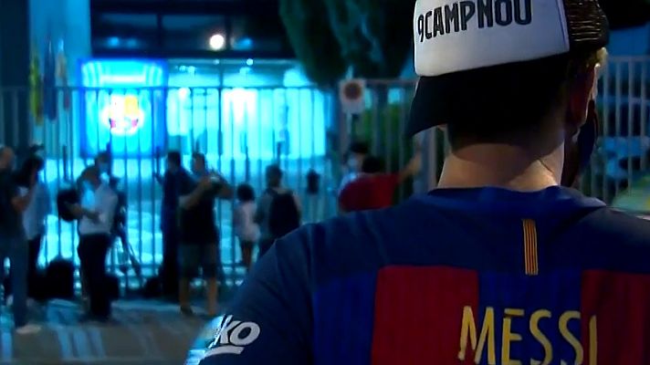 Telediario 1 - Aficionados del Barça piden la dimisión de Bartomeu a las puertas del Camp Nou