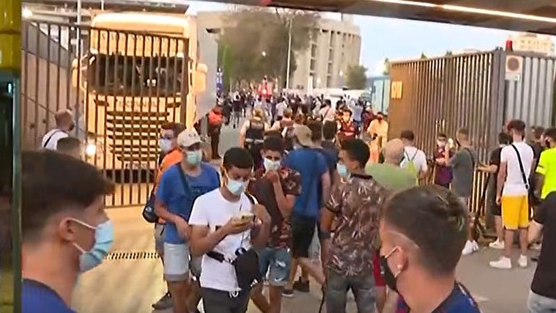 Siguen las protestas de aficionados culés en el Camp Nou