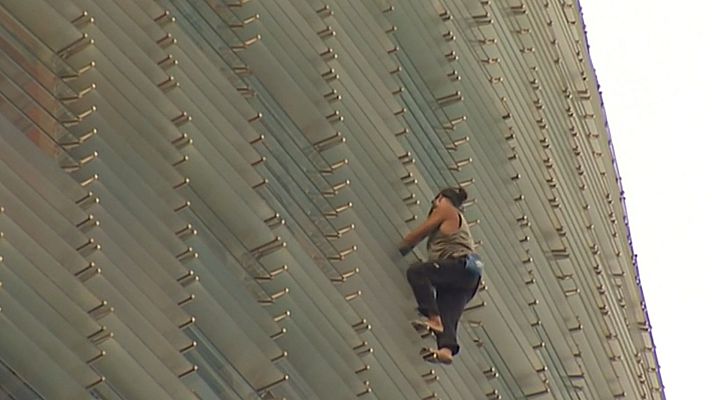 Telediario 1 - Un hombre escala sin cuerdas de seguridad la Torre Glòries de Barcelona