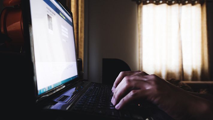 Telediario 1 - Detenido en Zaragoza un negacionista del coronavirus por incitar al odio y a la violencia en redes sociales